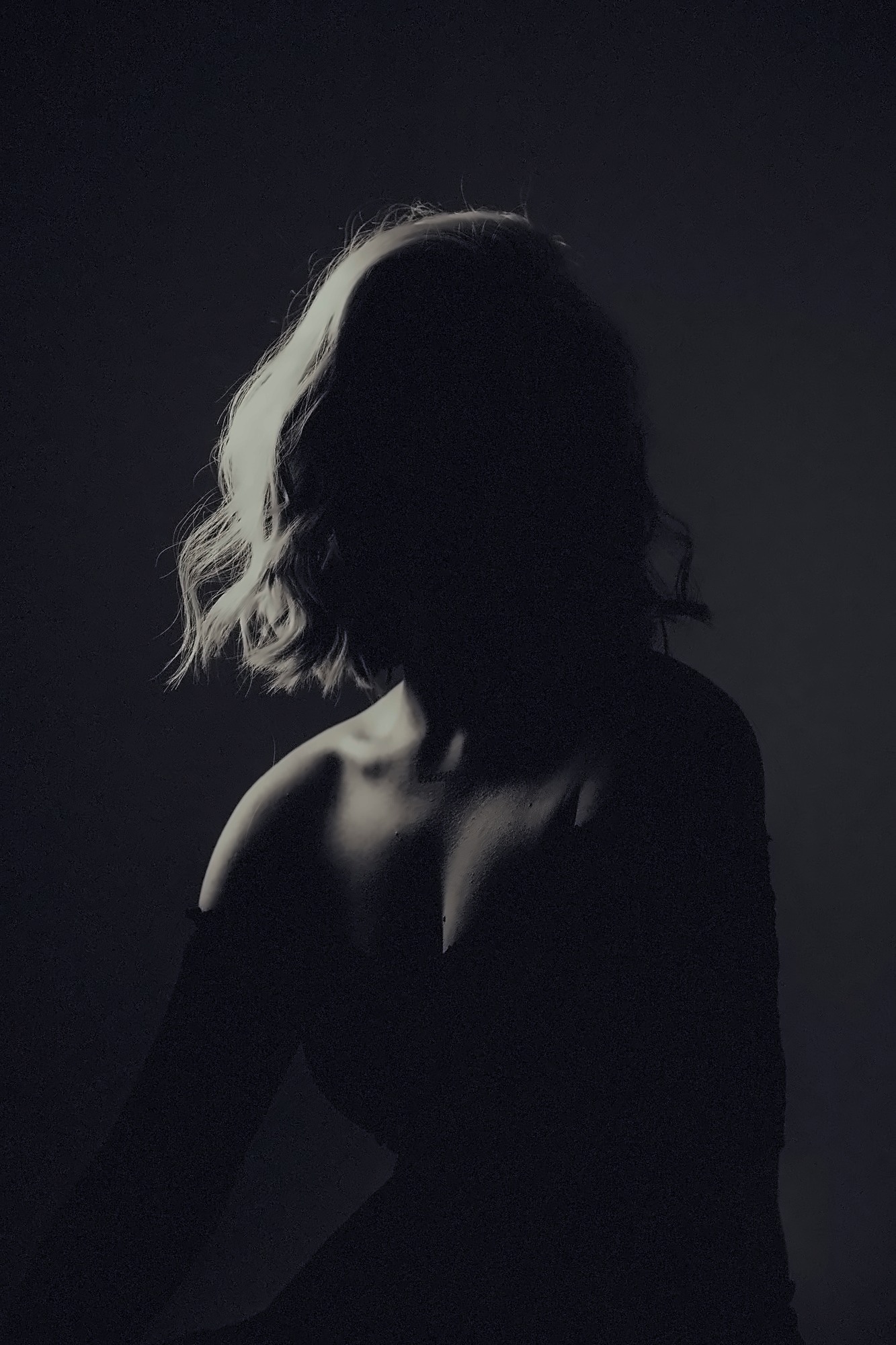 Retrato de estúdio em preto e branco, luz de contorno